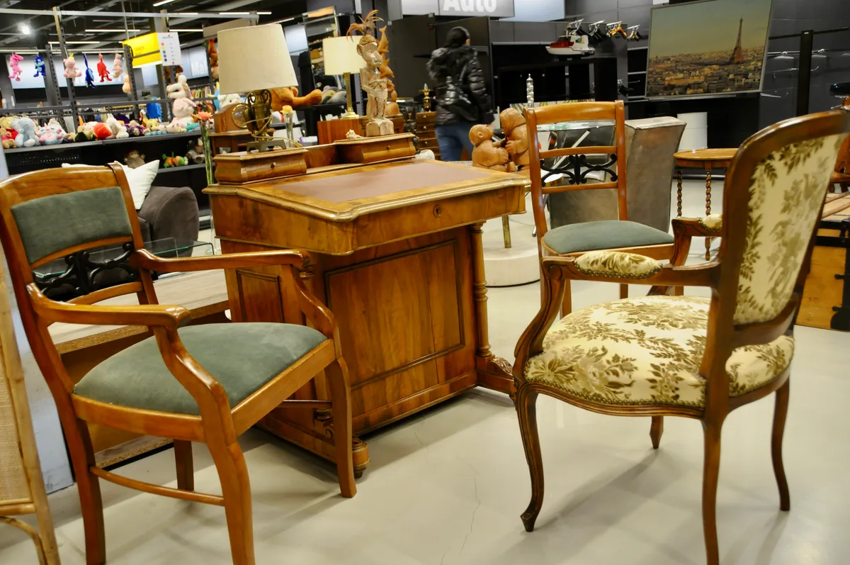 Auch Liebhaber von Möbeln im Biedermeierstil kommen auf ihre Kosten. Man sieht Möbel im Biedermeierstil.